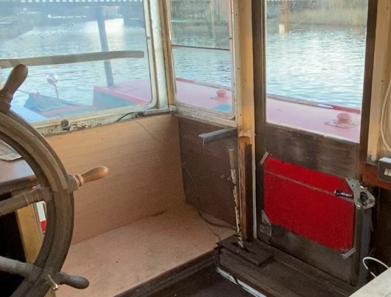 Gear lever and throttle in wheelhouse